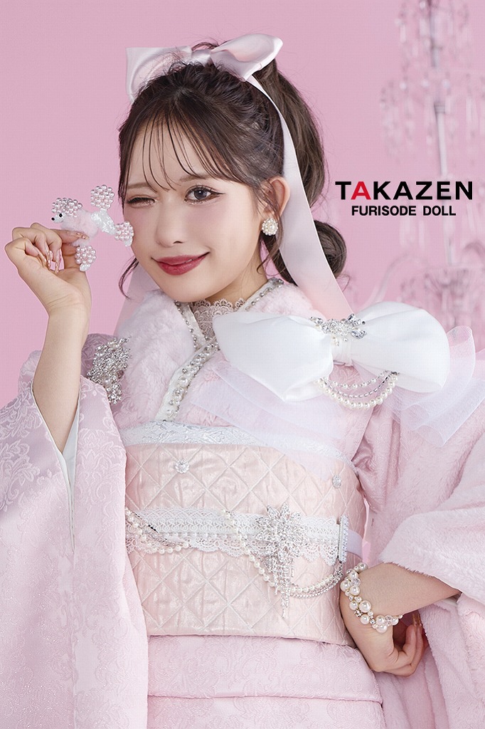 ヘップバーンシュシュ　ピンク　ファー/ジャガード生地　リボン・キラキラパーツ付き　一番目立つ　ふわふわ振袖　セレブ　伊藤桃々　かわいい振袖ネットレンタル　26013