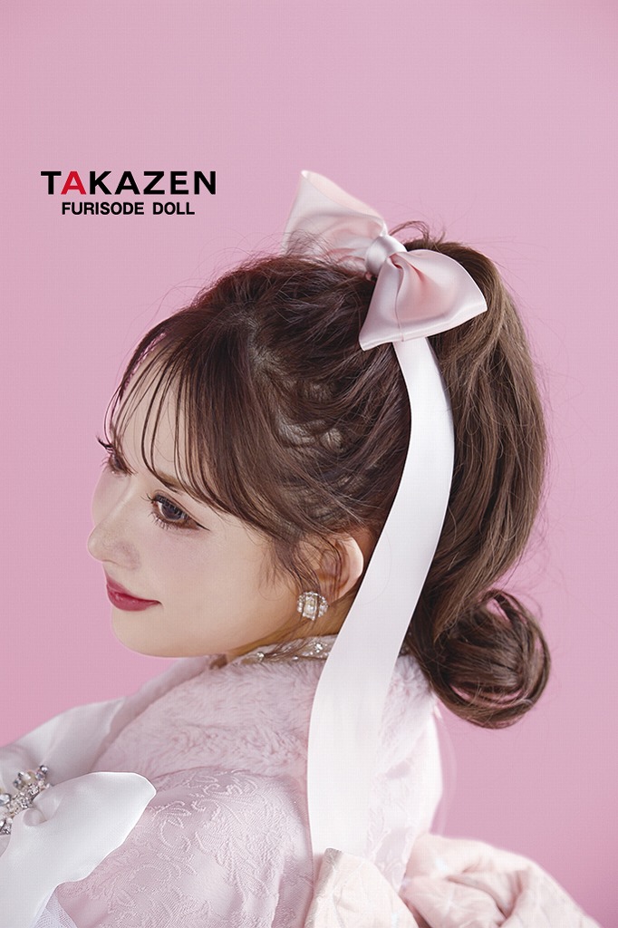 ヘップバーンシュシュ　ピンク　ファー/ジャガード生地　リボン・キラキラパーツ付き　一番目立つ　ふわふわ振袖　セレブ　伊藤桃々　かわいい振袖ネットレンタル　26013