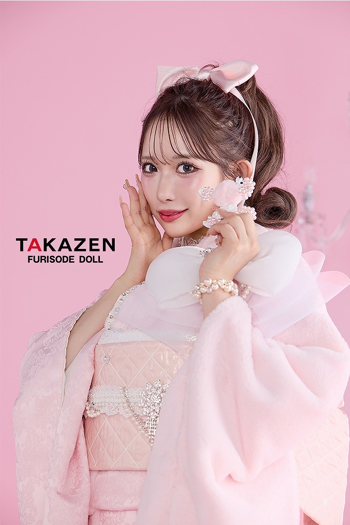 ヘップバーンシュシュ　ピンク　ファー/ジャガード生地　リボン・キラキラパーツ付き　一番目立つ　ふわふわ振袖　セレブ　伊藤桃々　かわいい振袖ネットレンタル　26013