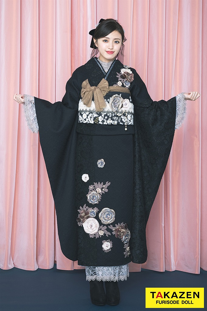 ヘップバーン“ミニョン”(かわいい)　黒　立体花　フレンチレトロ　おしゃれな　レースインナー/ブーツコーデ　香音　ガーリー振袖ネットレンタル　24011