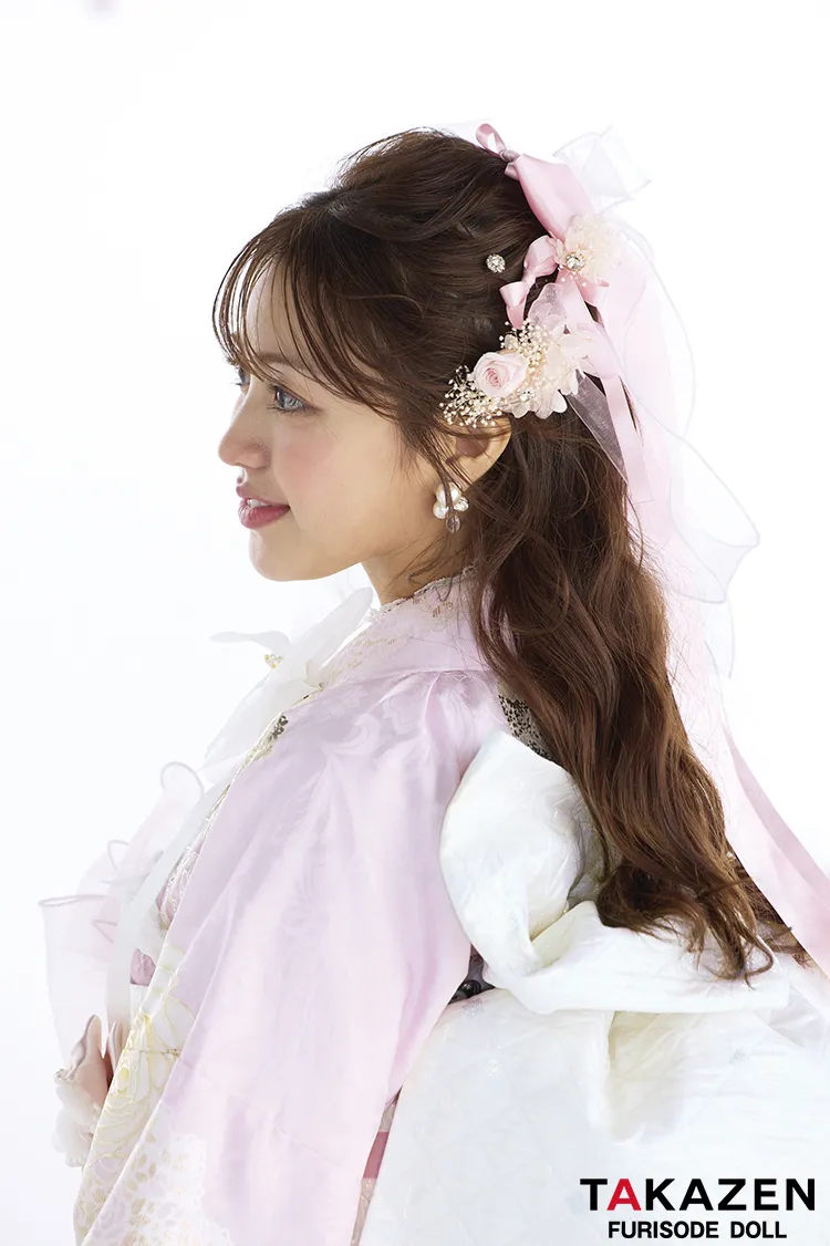 ヘップバーン最新作　コスメカラー　ピンク　バラ柄/リボン柄　一番かわいい振袖ネットレンタル　ガーリー　キラキラ　スワロフスキー・パール付き　香音　27001