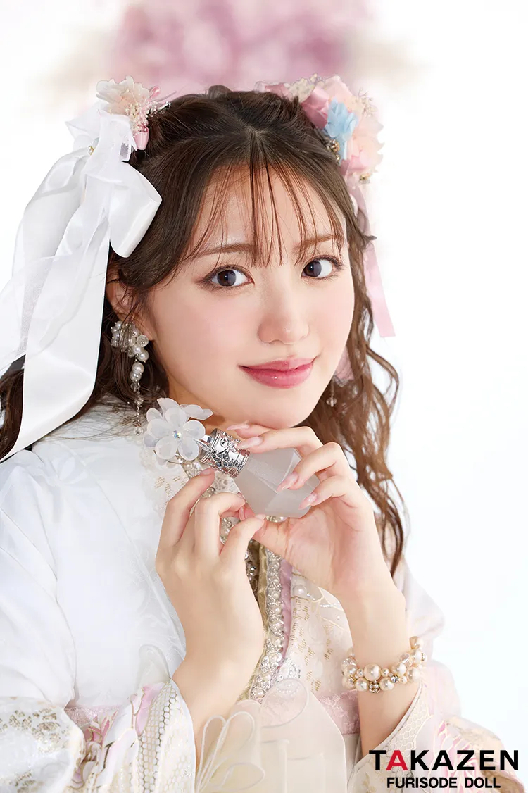 ヘップバーン最新作　コスメカラー　白ピンク　薔薇柄/リボン柄　一番かわいい振袖ネットレンタル　ガーリー　キラキラ　スワロフスキー・パール付き　香音　27002