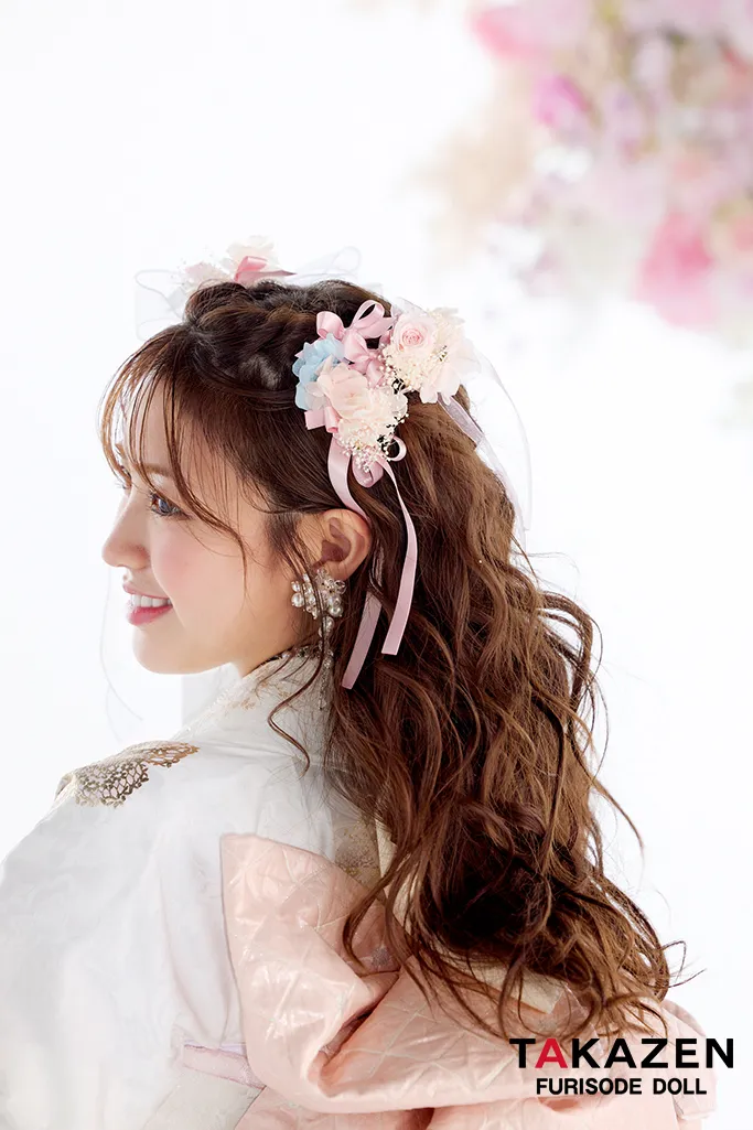 ヘップバーン最新作　コスメカラー　白ピンク　薔薇柄/リボン柄　一番かわいい振袖ネットレンタル　ガーリー　キラキラ　スワロフスキー・パール付き　香音　27002