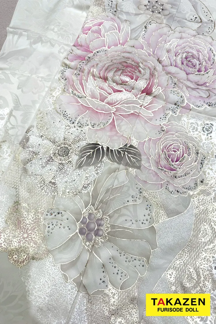 ヘップバーン最新作　コスメカラー　白ピンク　薔薇柄/リボン柄　一番かわいい振袖ネットレンタル　ガーリー　キラキラ　スワロフスキー・パール付き　香音　27002