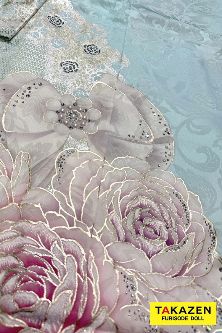 ヘップバーン最新作　コスメカラー　水色/ピンク　バラ柄/リボン柄　透明感　かわいい　ガーリー　キラキラ　スワロフスキー・パール付き振袖ネットレンタル　香音　27003