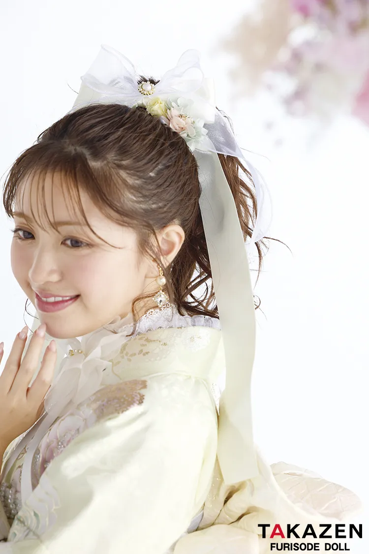 ヘップバーン最新作　コスメカラー　イエロー/ペールイエロー　バラ柄/リボン柄　透明感　かわいい　ガーリー　キラキラ　スワロフスキー・パール付き振袖ネットレンタル　香音　27004