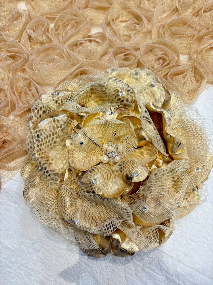 最新作ヘップバーンローズ　白金/ゴールド　薔薇　立体花　最先端　エレガント　レースインナー　ゴージャス　周防ジゼル　きれいめ振袖ネットレンタル　　27008