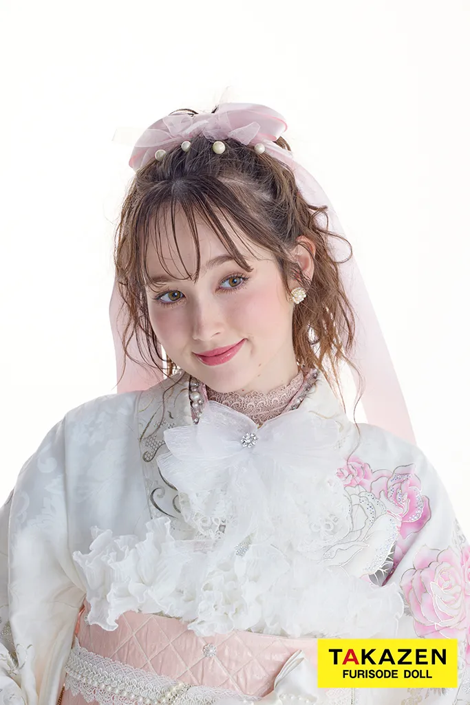 ヘップバーンローズ　白/ピンク　バラ柄/リボン柄　かわいい振袖　透明感　リボンアレンジ　周防ジゼル　キラキラスワロフスキー付きネットレンタル　26009