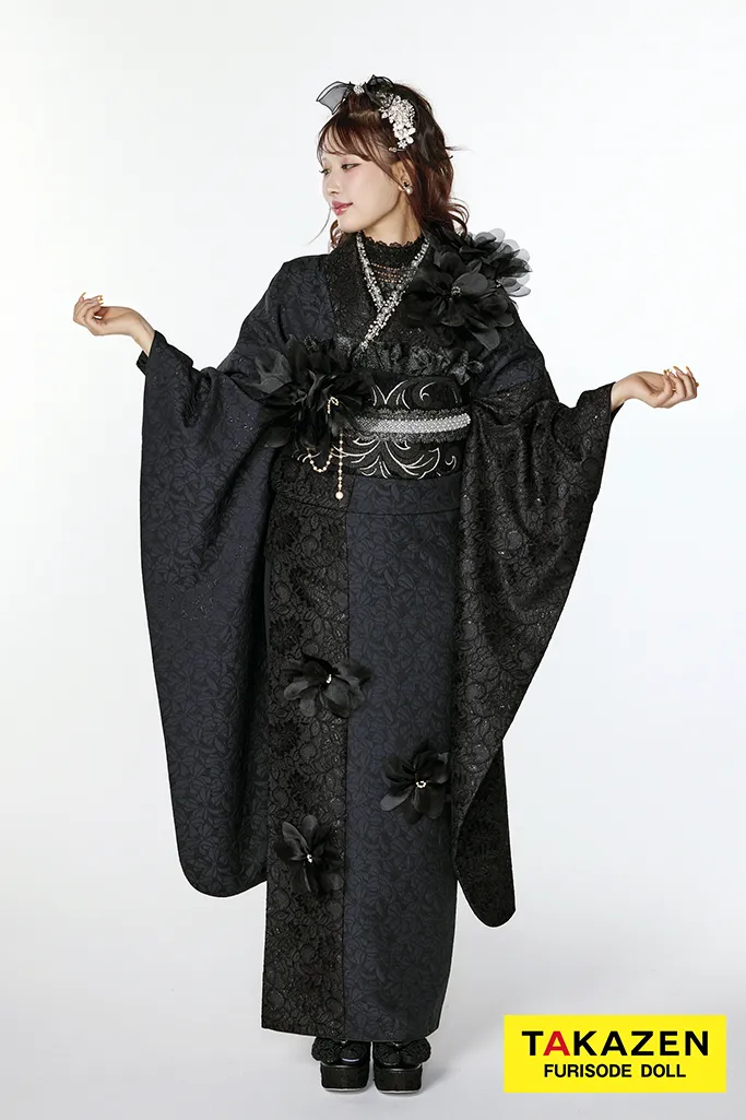 最新作ヘップバーンシュシュ　黒/オールブラックコーデ　シフォンフラワー　ジャガード生地/レース　ワンホンスタイル　わがまま　レースインナー　誰とも被らない振袖ネットレンタル　伊藤桃々　27019