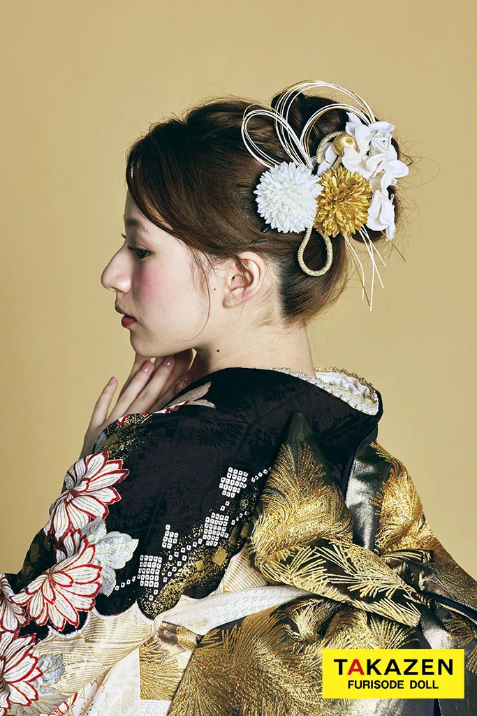 最高級古典柄振袖　滝泰/最高級金彩刺繍絞り友禅　白/金/茶　鞠柄/牡丹柄　大人っぽい　豪華　上品　天翔愛　24042