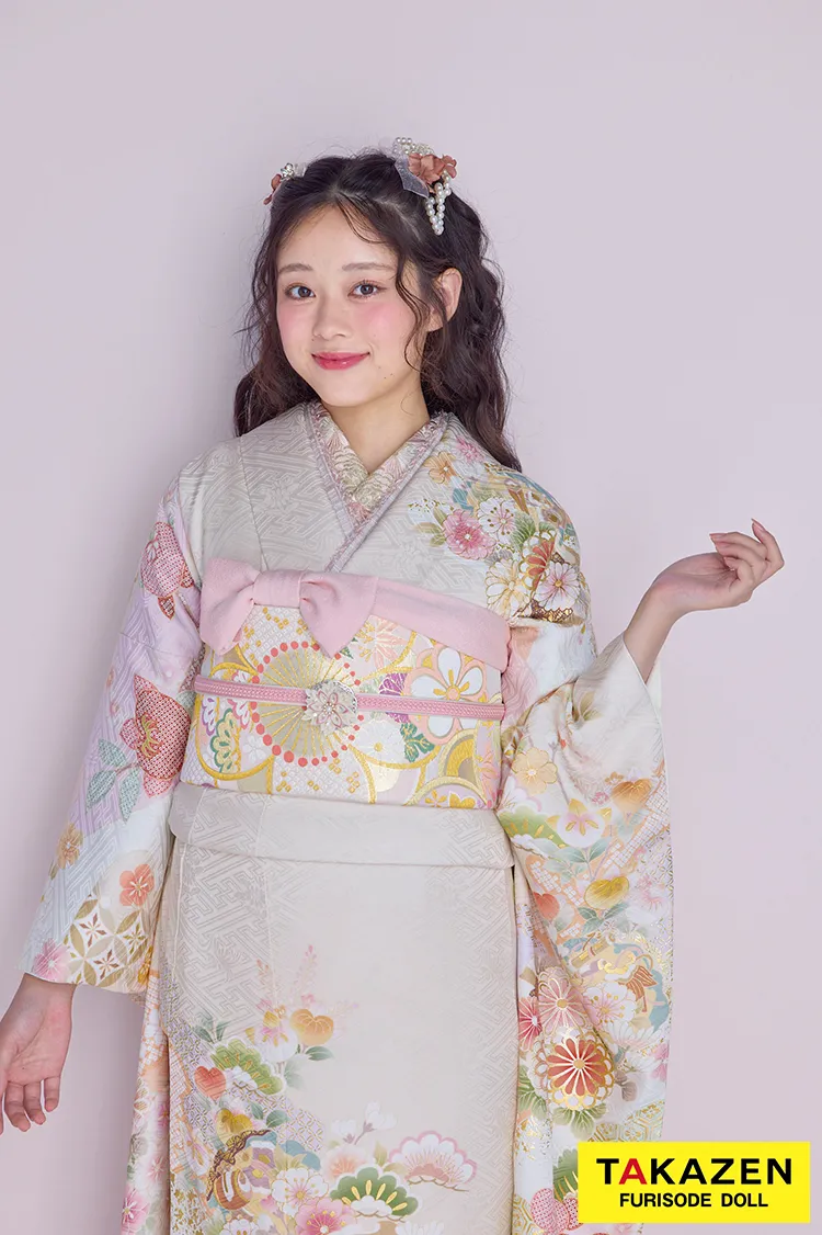 くすみカラー古典　サーモンピンク/ピンクベージュ　菊柄/梅柄　かわいい　清楚　おしとやか　上品な振袖ネットレンタル　佐藤不二子　26061