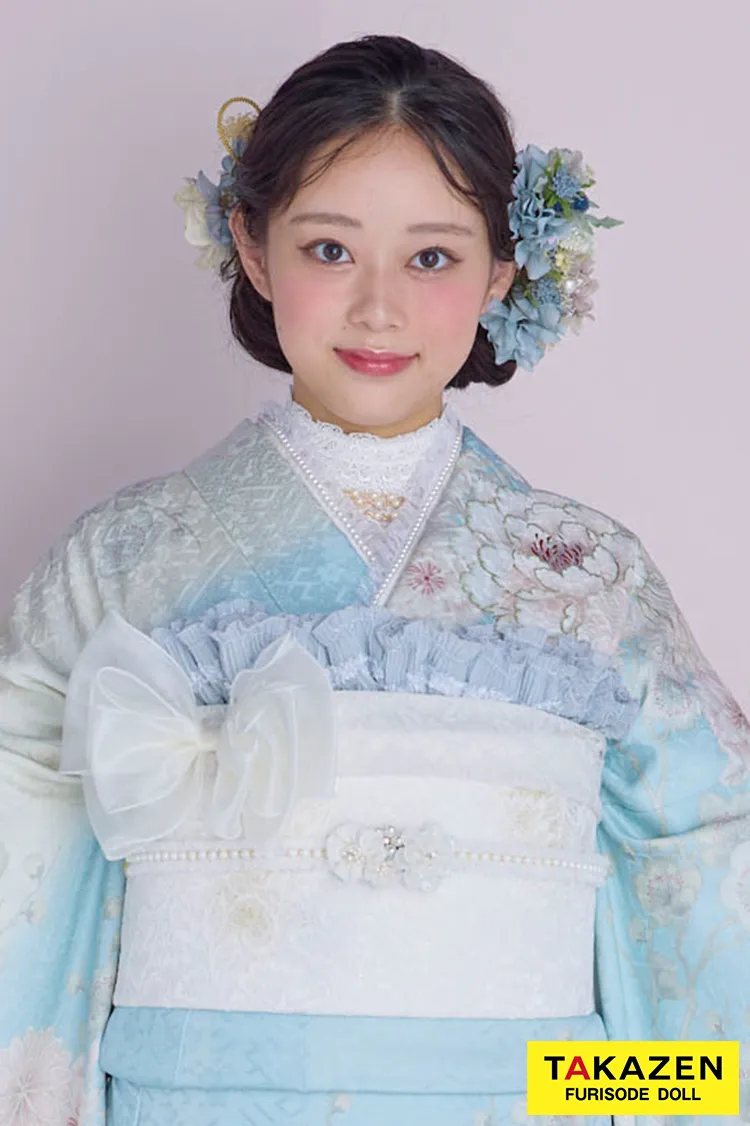 くすみカラーガーリー　水色/アイスブルー/淡い色　牡丹柄　かわいい　流行　おしゃれ　リボン小物コーデ振袖ネットレンタル　綺麗　佐藤不二子　26058