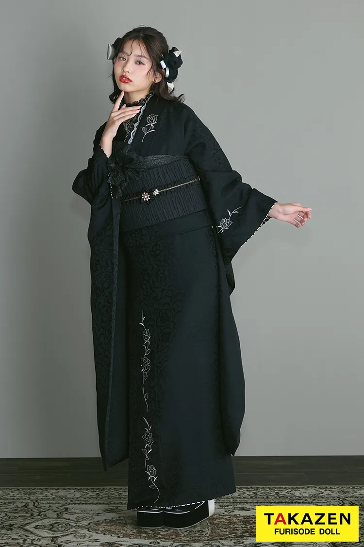 ヴィンテージスタイル　ブラック/黒ベース　ワンポイント刺繍　人と被らない　シンプル振袖　おしゃれな着こなし　レースインナー/ブーツスタイル　弓ライカ　24031