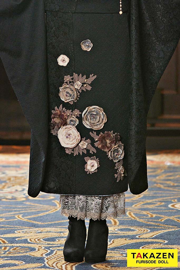 最新作ニューヘップバーン“ミニョン”(かわいい) 黒 立体花 フレンチレトロおしゃれな振袖 レース小物コーデ ブーツコーデ  24011｜【全国対応】振袖・袴通販レンタルならFURISODE DOLL（フリソデドール）by  TAKAZEN|成人式振袖・卒業式袴ECレンタルNo.1
