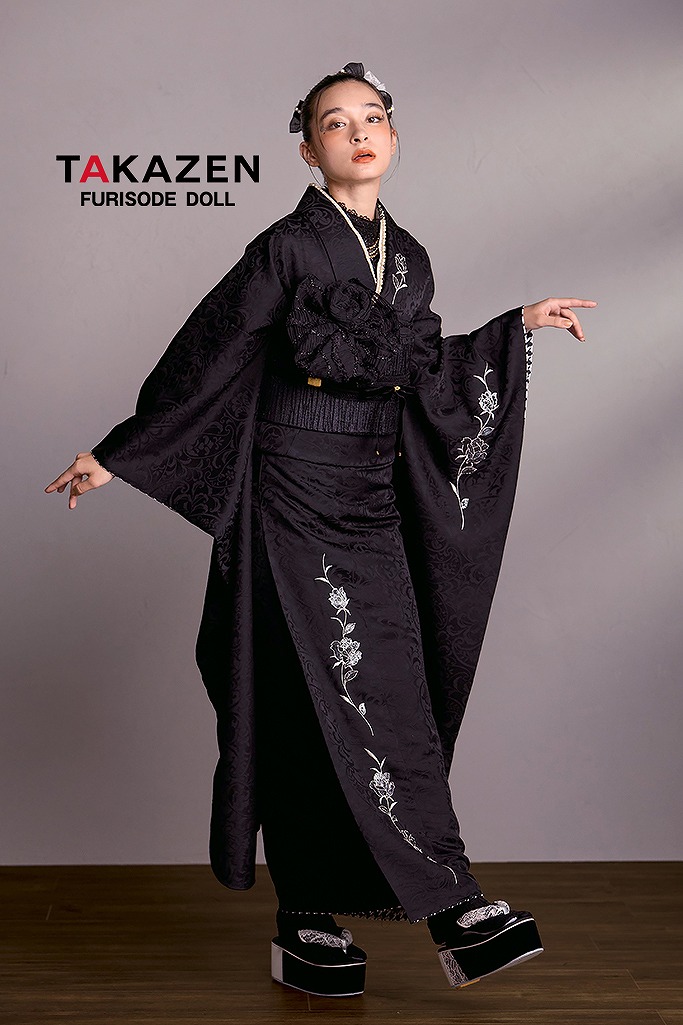 ヴィンテージスタイル　ブラック/黒ベース　ワンポイント刺繍　人と被らない　シンプル振袖　おしゃれな着こなし　レースインナー/ブーツスタイル　弓ライカ　24031