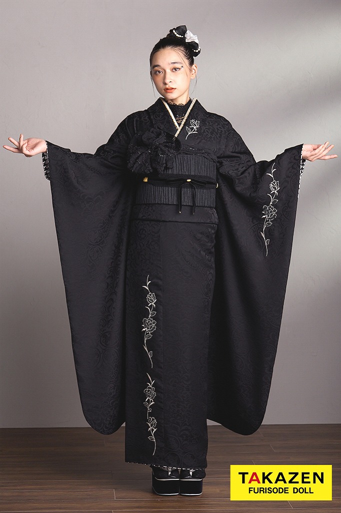 ヴィンテージスタイル　ブラック/黒ベース　ワンポイント刺繍　人と被らない　シンプル振袖　おしゃれな着こなし　レースインナー/ブーツスタイル　弓ライカ　24031