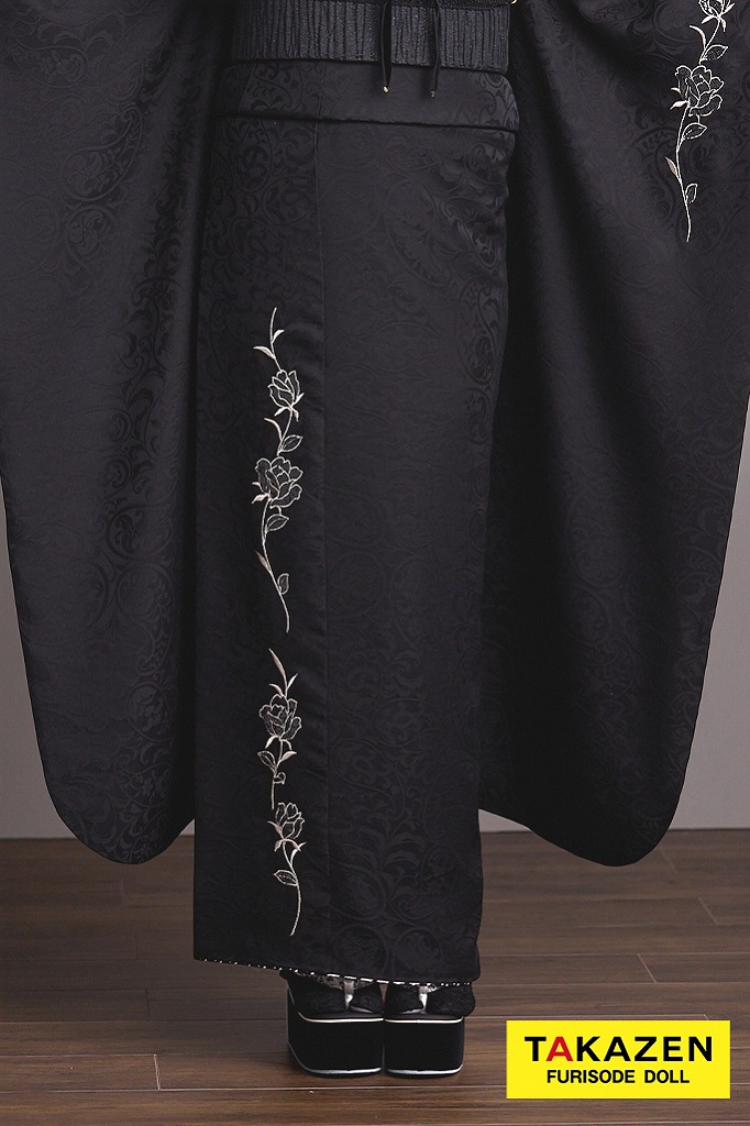 ヴィンテージスタイル　ブラック/黒ベース　ワンポイント刺繍　人と被らない　シンプル振袖　おしゃれな着こなし　レースインナー/ブーツスタイル　弓ライカ　24031