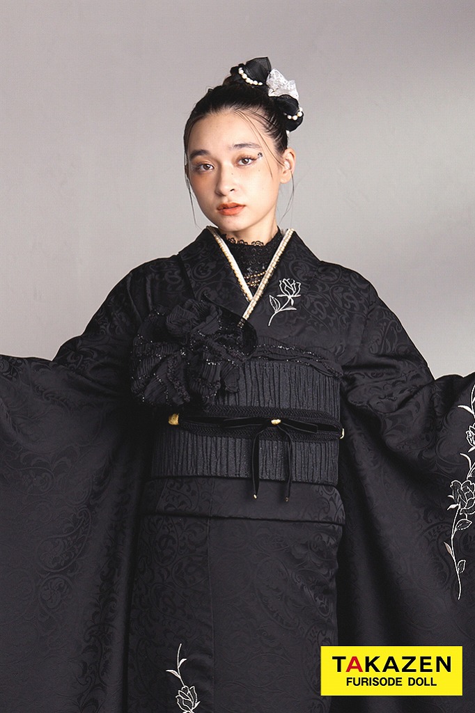ヴィンテージスタイル　ブラック/黒ベース　ワンポイント刺繍　人と被らない　シンプル振袖　おしゃれな着こなし　レースインナー/ブーツスタイル　弓ライカ　24031