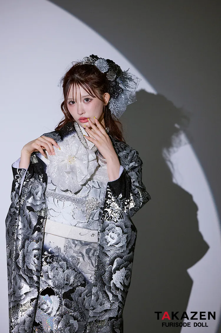 モード系　黒/シルバー(銀色)　バラ柄　一番人気　派手　ギャル振袖　目立つ　かっこいい　キラキラスワロフスキー付き振袖ネットレンタル　ゴージャス　伊藤桃々　22006