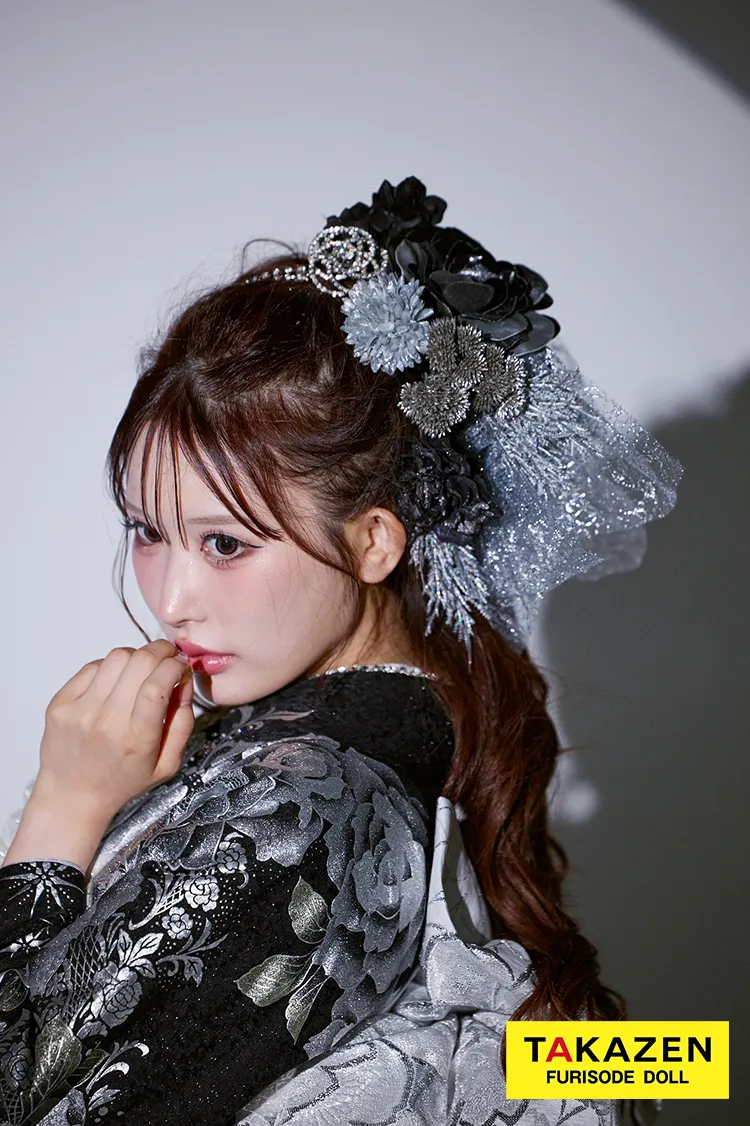 モード系　黒/シルバー(銀色)　バラ柄　一番人気　派手　ギャル振袖　目立つ　かっこいい　キラキラスワロフスキー付き振袖ネットレンタル　ゴージャス　伊藤桃々　22006