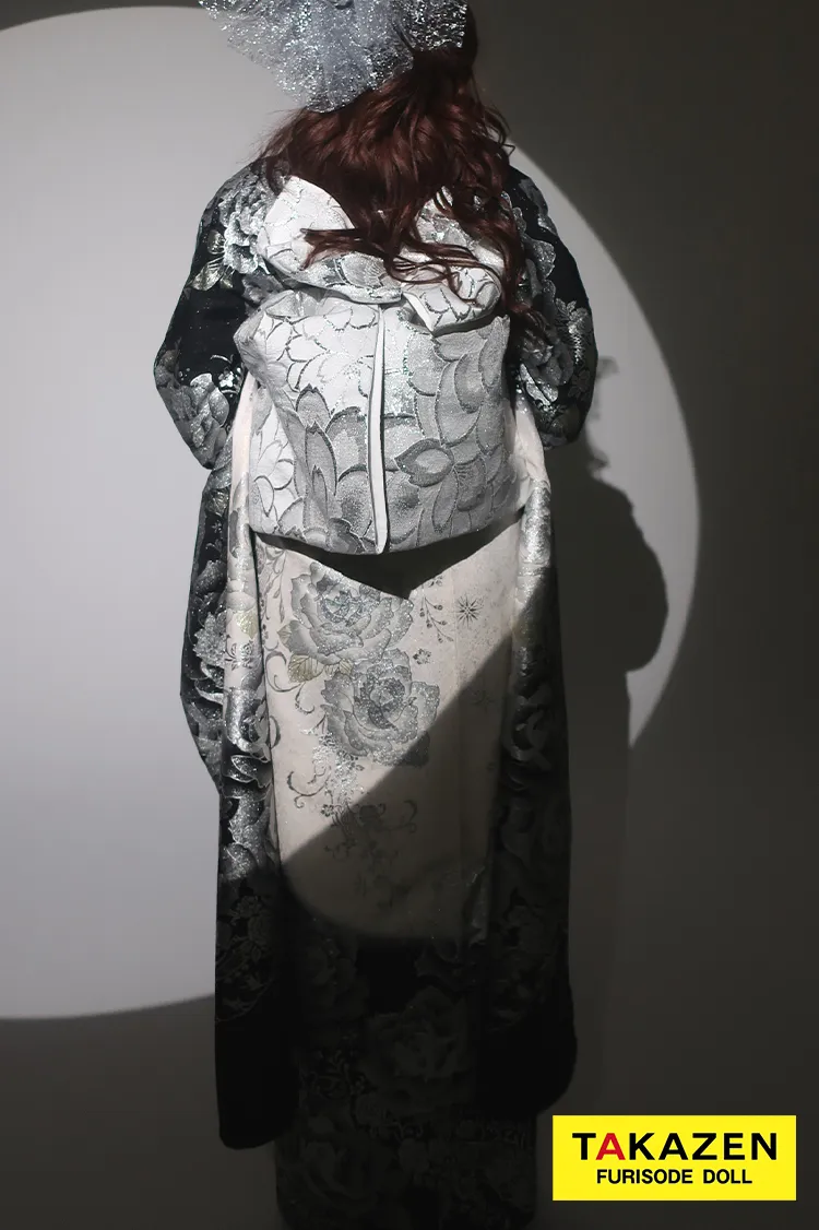 モード系　黒/シルバー(銀色)　バラ柄　一番人気　派手　ギャル振袖　目立つ　かっこいい　キラキラスワロフスキー付き振袖ネットレンタル　ゴージャス　伊藤桃々　22006