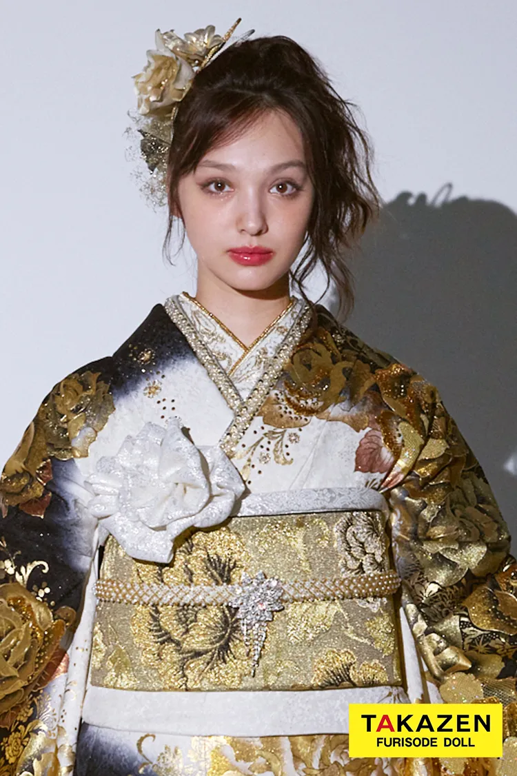 グラマラス　白/黒/ゴールド(金色)　バラ柄　派手　1番目立つ　ギャル振袖　スワロフスキー史上最多数　キラキラ　ゴージャス振袖ネットレンタル　香川るな　21050