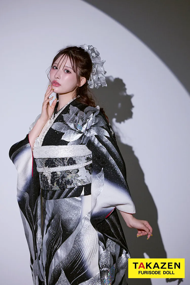 モード　黒/シルバー　牡丹柄/大柄　派手　クール系振袖　キラキラスワロフスキー付き　かっこいい　色っぽい　ギャル　目立つ振袖ネットレンタル　伊藤桃々　24065