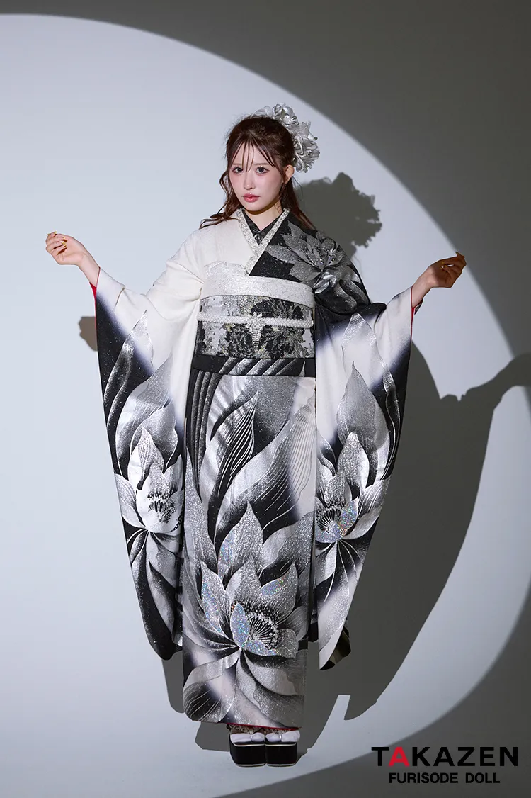 モード　黒/シルバー　牡丹柄/大柄　派手　クール系振袖　キラキラスワロフスキー付き　かっこいい　色っぽい　ギャル　目立つ振袖ネットレンタル　伊藤桃々　24065