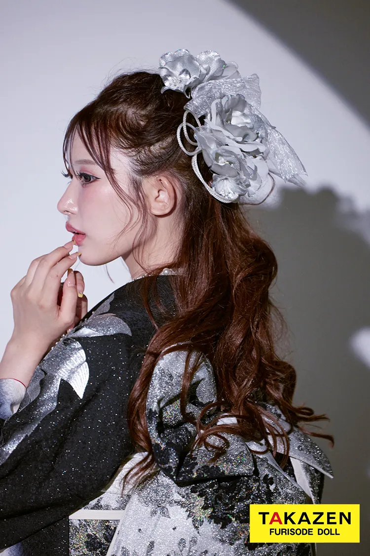 モード　黒/シルバー　牡丹柄/大柄　派手　クール系振袖　キラキラスワロフスキー付き　かっこいい　色っぽい　ギャル　目立つ振袖ネットレンタル　伊藤桃々　24065