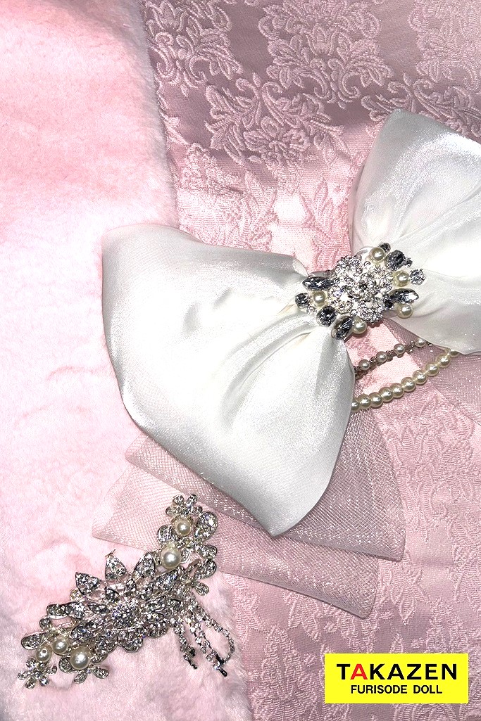 ヘップバーンシュシュ　ピンク　ファー/ジャガード生地　リボン・キラキラパーツ付き　一番目立つ　ふわふわ振袖　セレブ　伊藤桃々　かわいい振袖ネットレンタル　26013