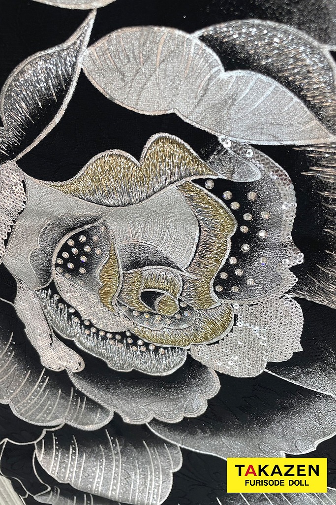 クール系　黒/シルバー(銀色)　薔薇柄　一番人気　派手　目立つ　かっこいい振袖　クール　キラキラスワロフスキー付き　ギャル　香川るな　32105