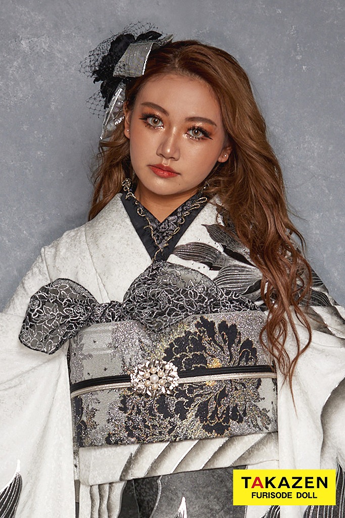 クール系　白/黒　蓮柄/大柄　シンプル　かっこいい　目立つ振袖　グラマラス　スワロフスキー付き　中村りおん　24069