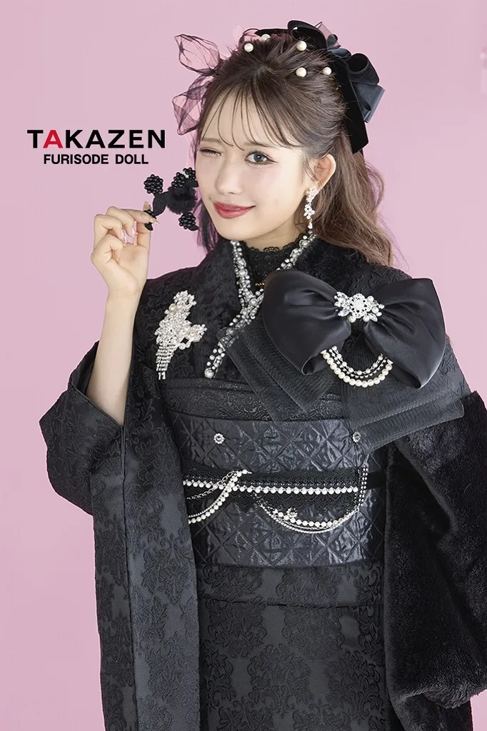 ヘップバーンシュシュ　黒　ファー/ジャガード生地　リボン・キラキラパーツ付き　ふわふわ振袖　人とかぶらない　かわいい　セレブ振袖ネットレンタル　伊藤桃々　26014