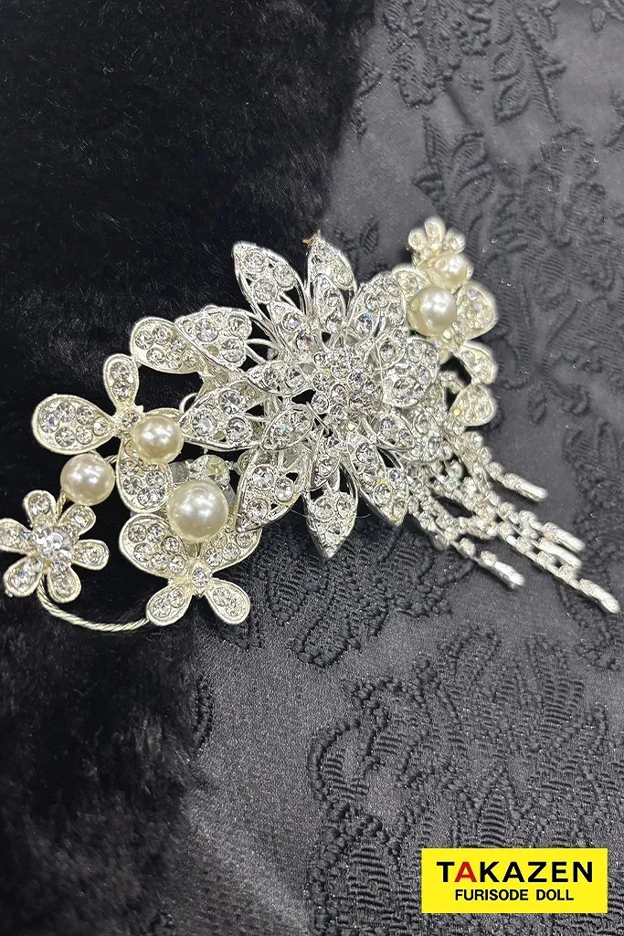 ヘップバーンシュシュ　黒　ファー/ジャガード生地　リボン・キラキラパーツ付き　ふわふわ振袖　人とかぶらない　かわいい　セレブ振袖ネットレンタル　伊藤桃々　26014