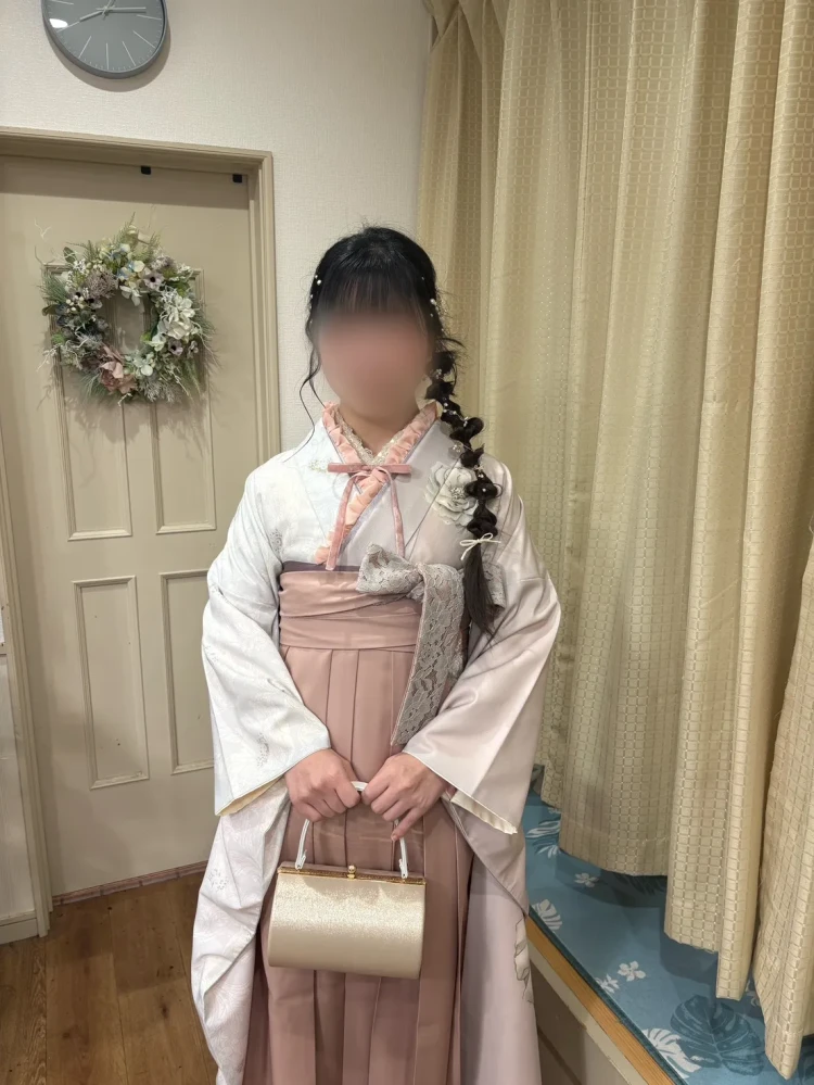 写真通りですごくかわいい袴でふりふりしてて気分が上がった卒業式になりました☺♡