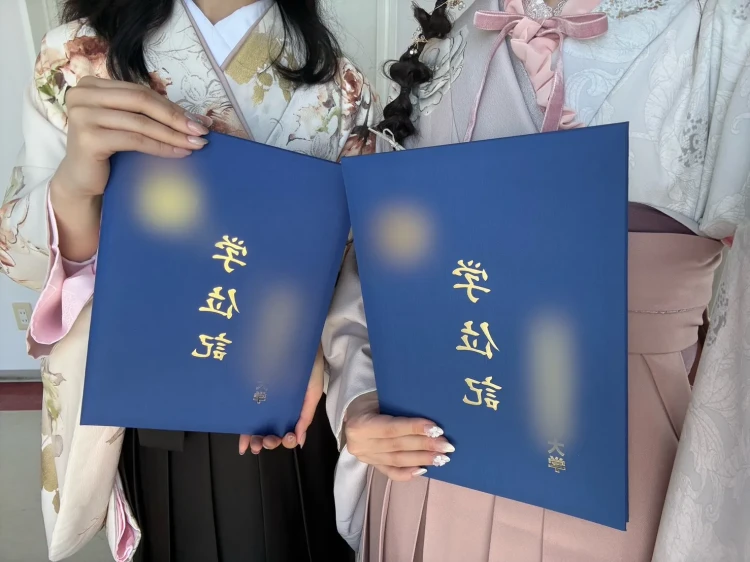 写真通りですごくかわいい袴でふりふりしてて気分が上がった卒業式になりました☺♡