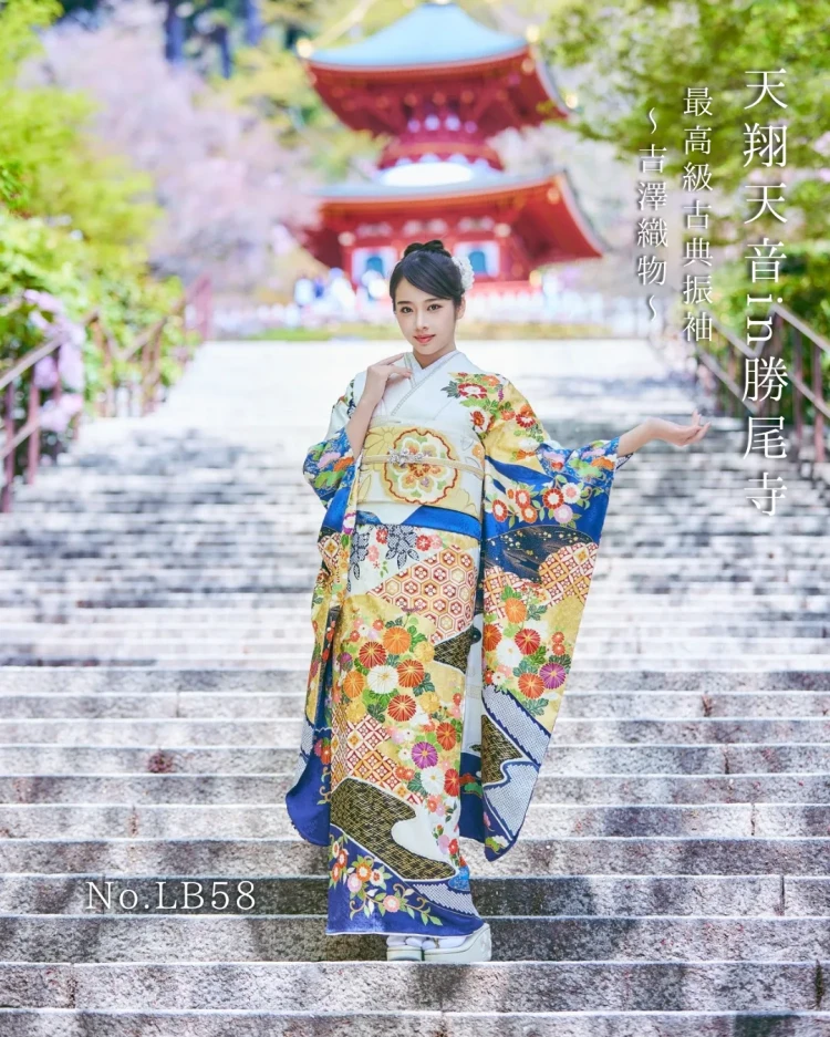 天翔天音さんが華やかな古典柄振袖を着用し勝尾寺で撮影された写真