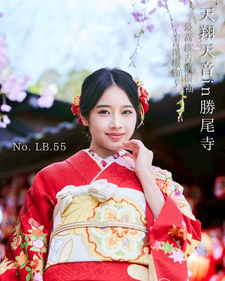 天翔天音さんが華やかな古典柄振袖を着用し勝尾寺で撮影された写真