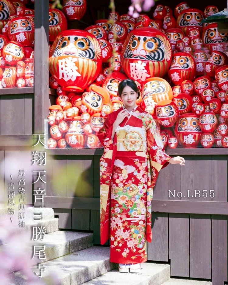 天翔天音さんが華やかな古典柄振袖を着用し勝尾寺で撮影された写真