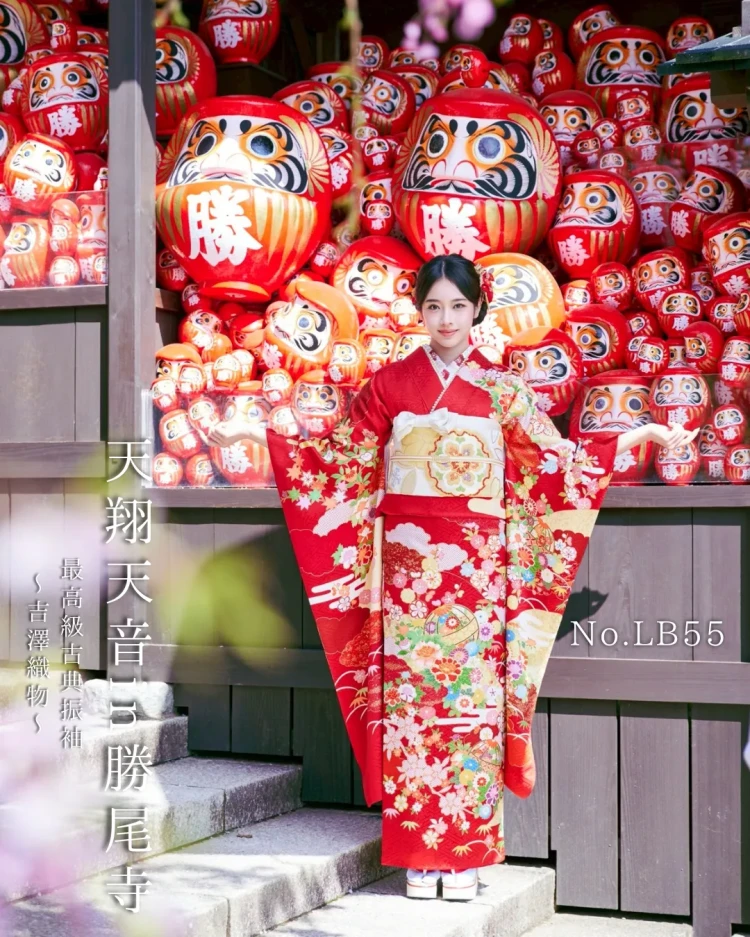 天翔天音さんが華やかな古典柄振袖を着用し勝尾寺で撮影された写真