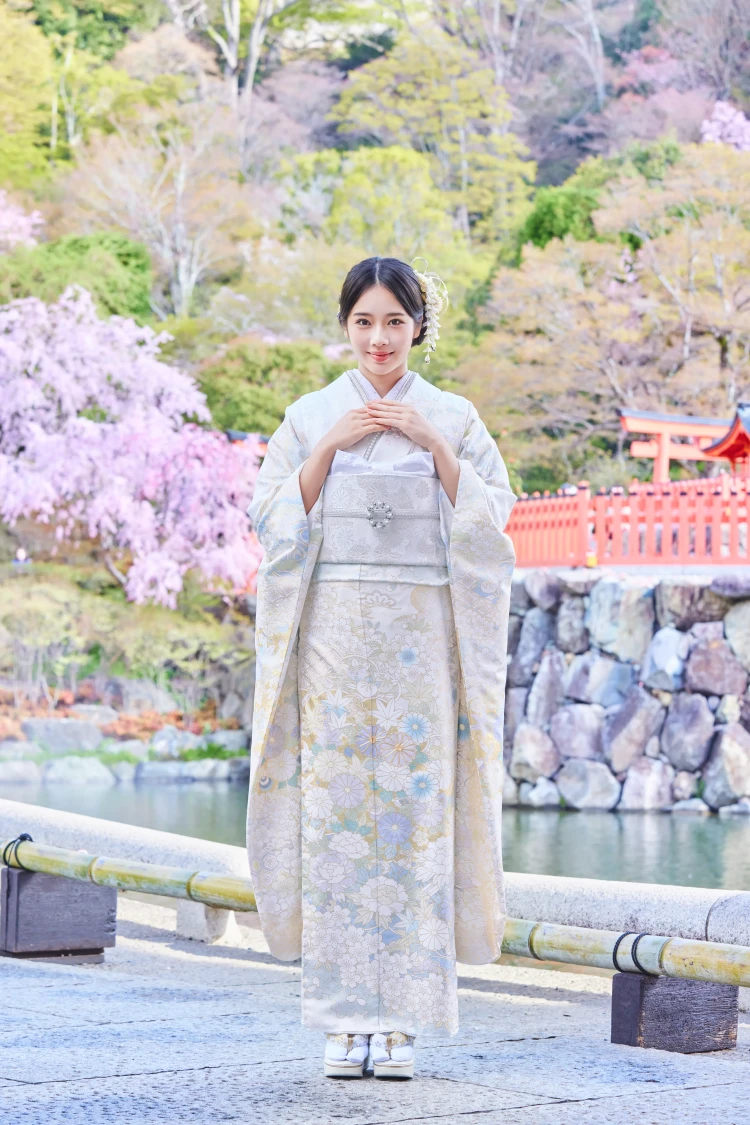 天翔天音さんが華やかな古典柄振袖を着用し勝尾寺で撮影された写真